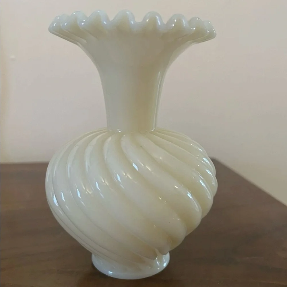 Vintage Fenton Frosted Satin Glass Swirl Ruffled Crimped Vase Cream Label 6" - Picture 1 of 5
